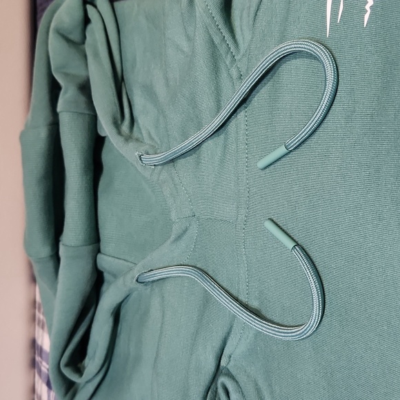 Gymshark Women's Pull Over with Hood. Long Sleeve and Medium Size - Picture 3 of 6